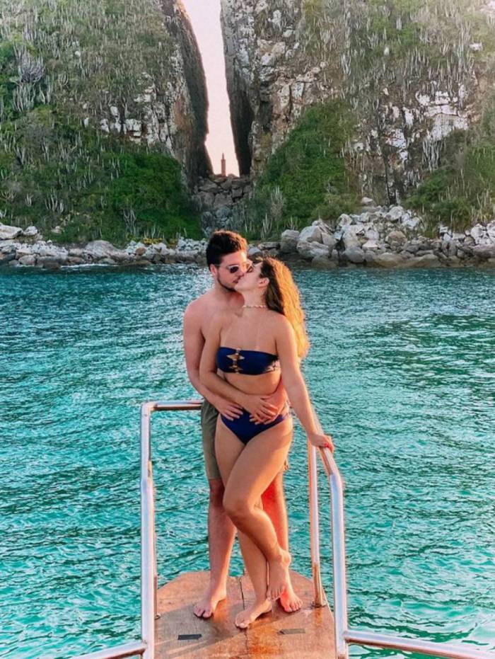 Ex-BBB Vivian Amorim e o namorado em Arraial do Cabo