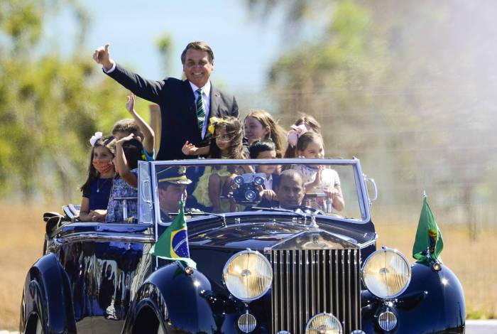 Sem máscara, Bolsonaro surgiu em frente ao Palácio da Alvorada com crianças em um conversível
