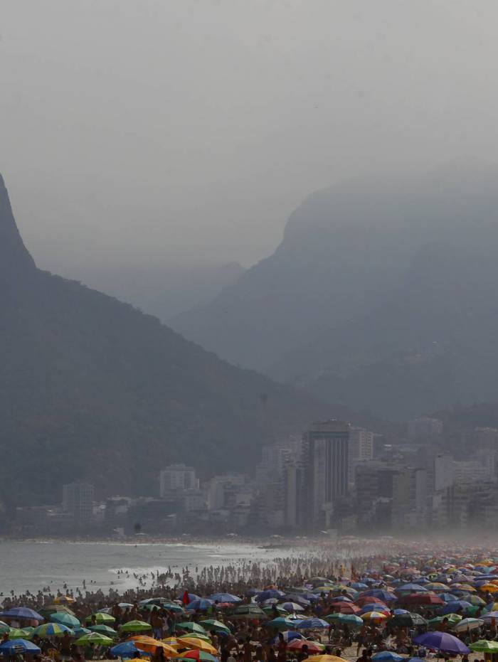Do Leme ao Pontal, cariocas e turistas invadiram as praias do Rio, sem se importar com o novo coronavírus
