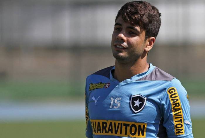 Henrique Almeida foi contratado pelo Botafogo em 2013, mas não vingou em General Severiano