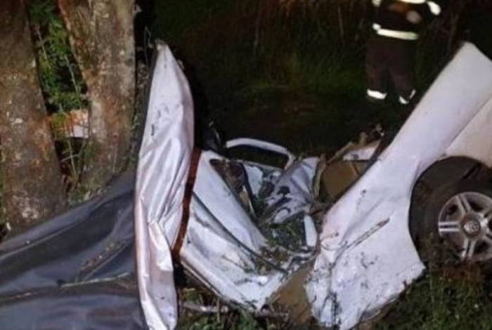 Carro ficou destru&iacute;do ap&oacute;s a colis&atilde;o