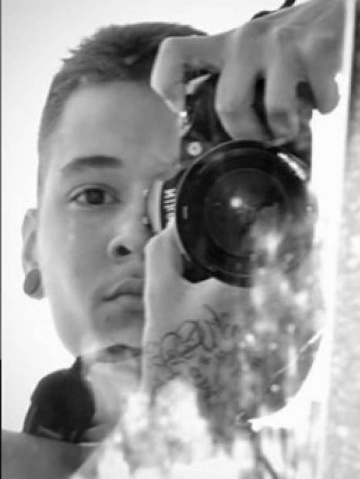 Caio Bittencourt é mototaxista, garçom e artista de coletivo da Rocinha