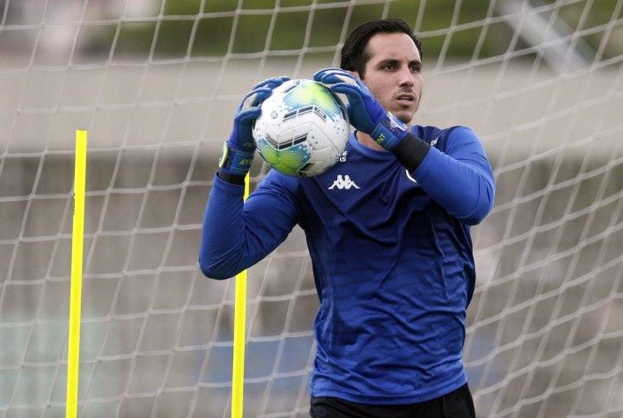 Goleiro sofreu edema ósseo