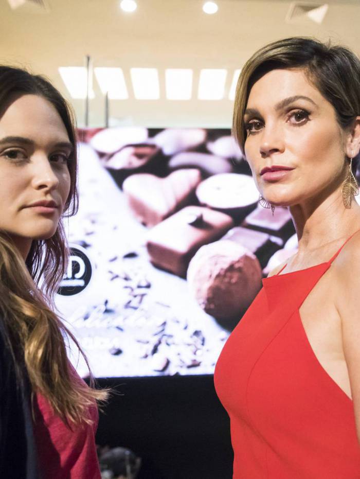 /Fiona (Juliana Paiva) vê Helena (Flávia Alessandra) no Empório