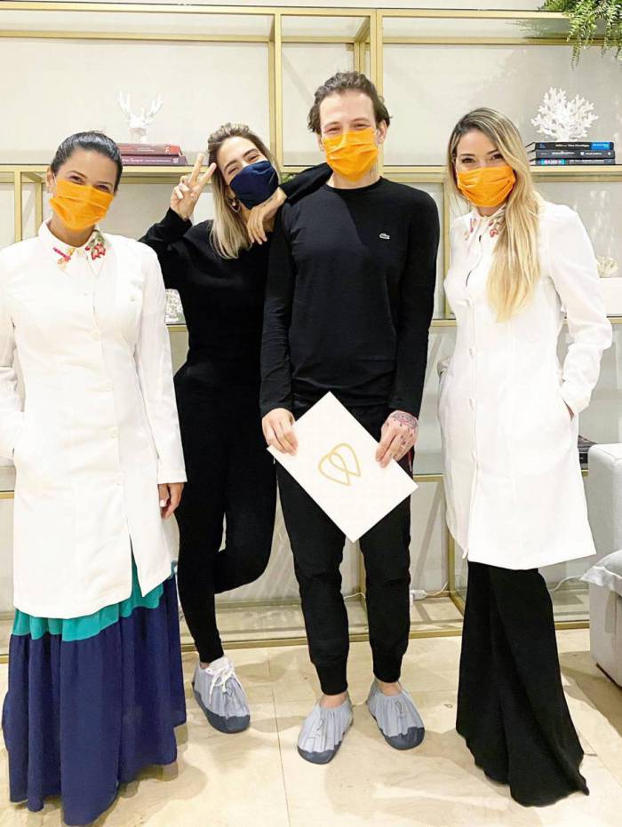 Saulo trocou as lentes, que achava artificiais, e Gabi resolveu alternância de cor, formato e tamanho dos dentes 