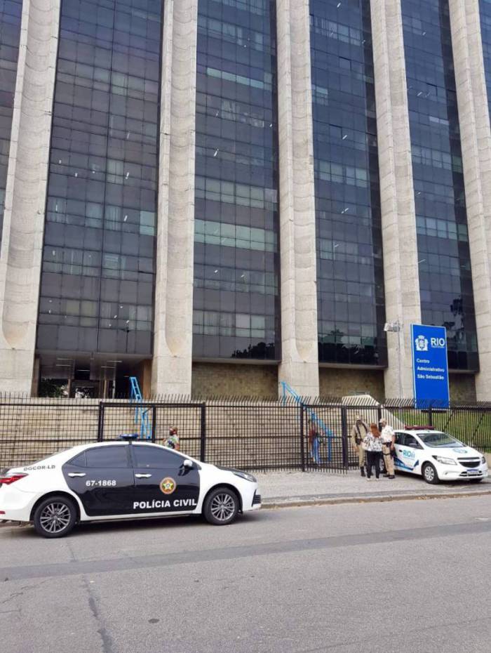 O Rio vive drama de quando a política vira assunto de polícia.