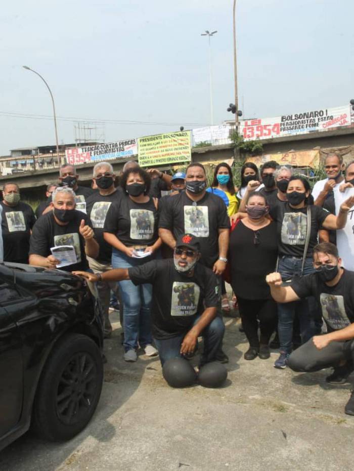 Manifestantes se concentraram na porta do Centro de Instrução Almirante Alexandrino da Marinha, na Penha