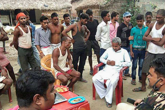 Habitantes da aldeia indiana de Midania