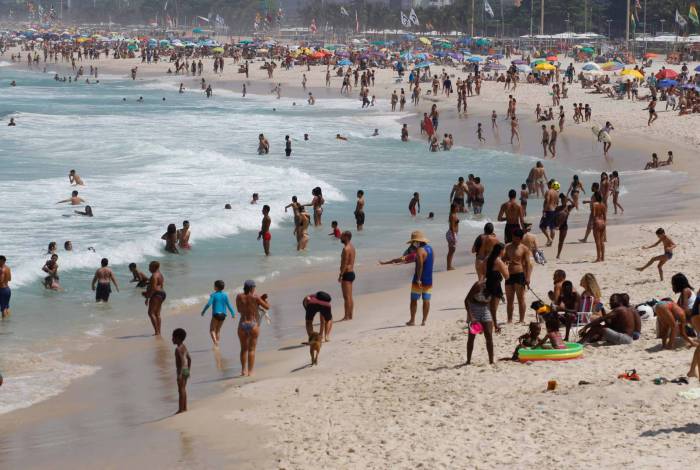 Movimentação pela orla da cidade (Praia Vermelha à esq. Praia do Leme à direita): barracas, aglomerações e muita gente sem proteção