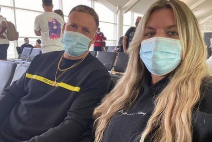 O casal britânico, Jamie e Amy indo para a viagem dos sonhos na Grécia
