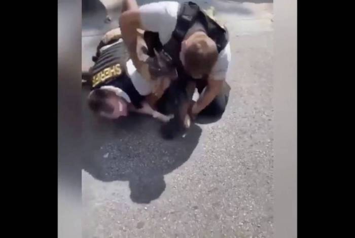Policiais espancam brutalmente homem negro por não estar com RG