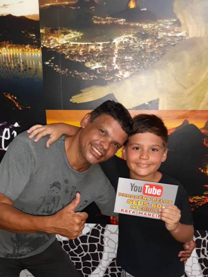 Alexandre presentou o filho, Rafael, com a placa/prêmio do YouTube