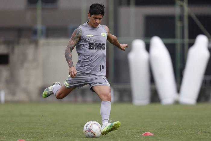 Além de goleador, Cano mostrou outra qualidade no clássico