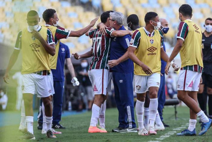 Nenê comemora com Odair Hellmann após marcar o primeiro gol do Fluminense