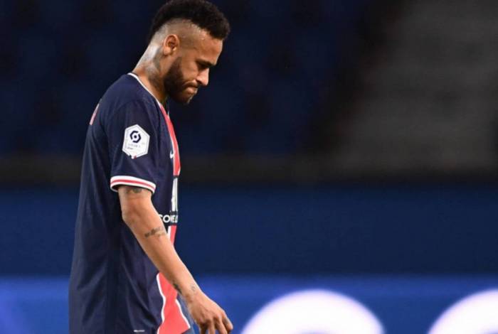 Neymar deixou o campo contra o Olympique de Marselha após ser expulso