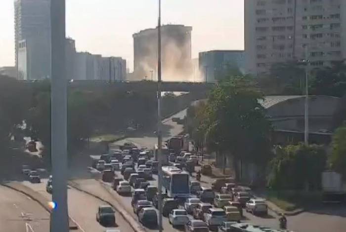 Incêndio na Cidade Nova com interditao do acesso da Praça da Bandeira para a Avenida Presidente Vargas e na Praça Irmãos Mernardeli provoca trânsito na região