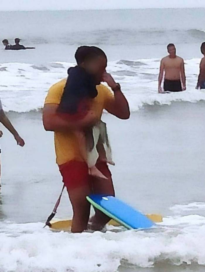 Foto do Cabo Lemos chorando com o menino no colo viralizou nas redes sociais