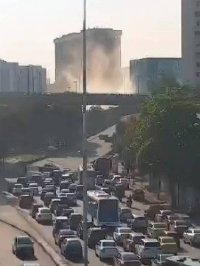 Incêndio na Cidade Nova com interditao do acesso da Praça da Bandeira para a Avenida Presidente Vargas e na Praça Irmãos Mernardeli provoca trânsito na região