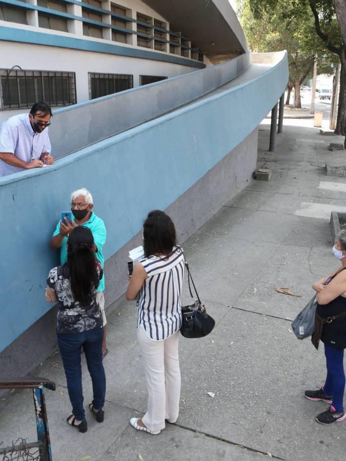 INSS manteve reabertura de postos mesmo sem médicos peritos. Resultado: fila nas calçadas e muita gente sem atendimento. Presidente do INSS pede desculpas