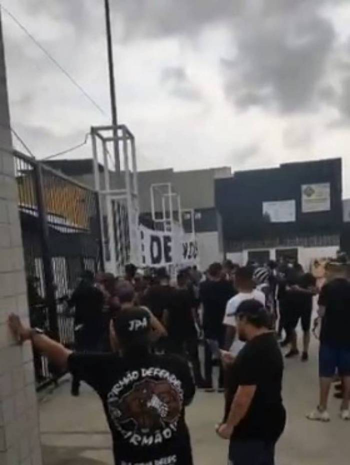 Torcedores do Botafogo protestam em frente ao Nilton Santos