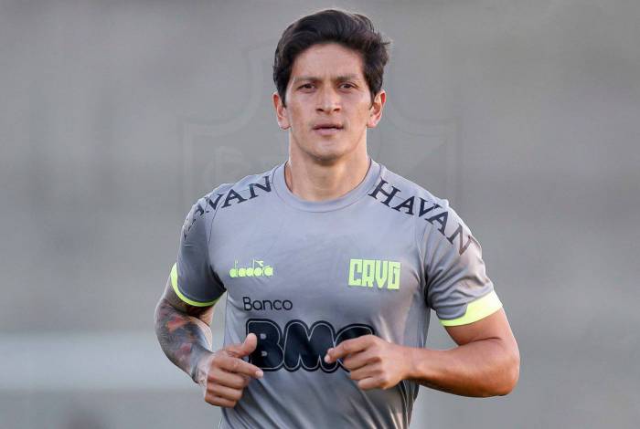 Cano (E) vive seca no Vasco e luta para voltar a fazer gols. Já Pedro tem seis gols em cinco jogos no Fla