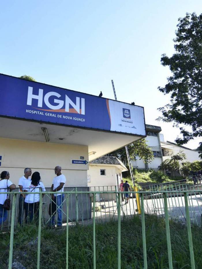 Equipes de neurocirurgia do Hospital Geral de Nova Igua&ccedil;u (HGNI) ir&atilde;o reavaliar o quadro de F&aacute;tima de Souza ap&oacute;s exames constatarem proj&eacute;til alojado na coluna