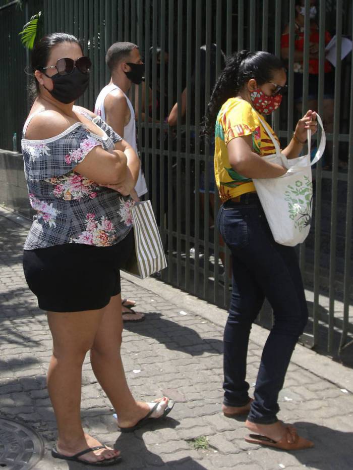Rio de Janeiro - RJ  - 17/09/2020 - Economia - Fina na agencia da Caixa Economica Federal, na manha de hoje, na Rua Cardoso de Morais, em Bonsucesso, zona norte do Rio - na foto, de bermuda preta e de oculos, Cicera Torres, est&aacute; com o pe operado -  Foto Reginaldo Pimenta / Agencia O Dia