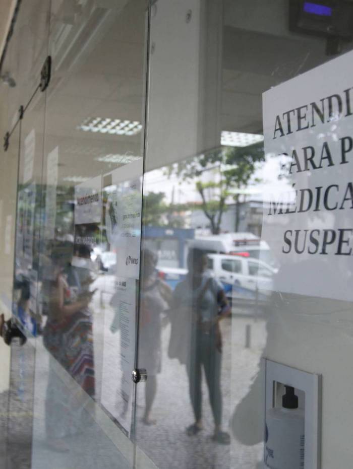 Cartaz na porta do posto do INSS no M&eacute;ier avisa sobre suspens&atilde;o de atendimento de per&iacute;cias m&eacute;dicas, que j&aacute; foram retomadas