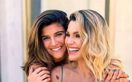 Giulia Costa desabafa sobre baixa autoestima e Flávia Alessandra diz: 'É linda'