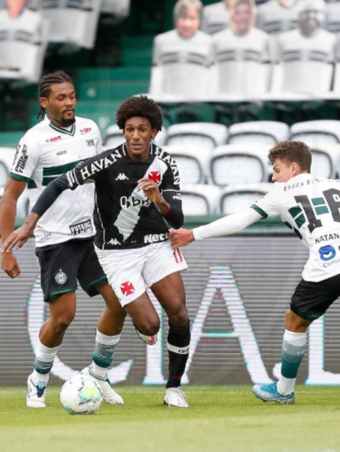 Talles Magno acertou um belo chute na trave do Coxa