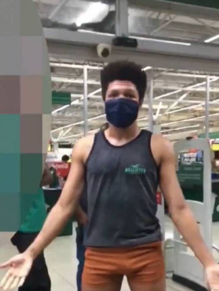 Homem é impedido de entrar em supermercado por causa de short curto