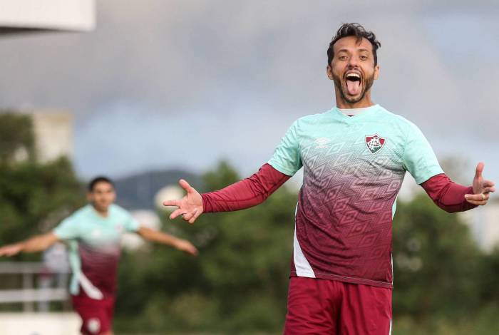 Aos 39 anos e de bem com as redes, o apoiador Nenê é o artilheiro do Fluminense na temporada
