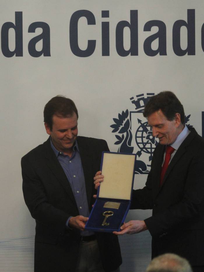 Paes (&agrave; esquerda) e Crivella, em 2017, na transmiss&atilde;o de cargo