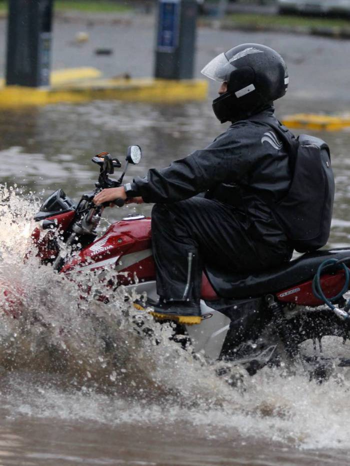 Alagamento na Avenida Borges de Medeiros, na altura do Parque dos Patins, na Lagoa