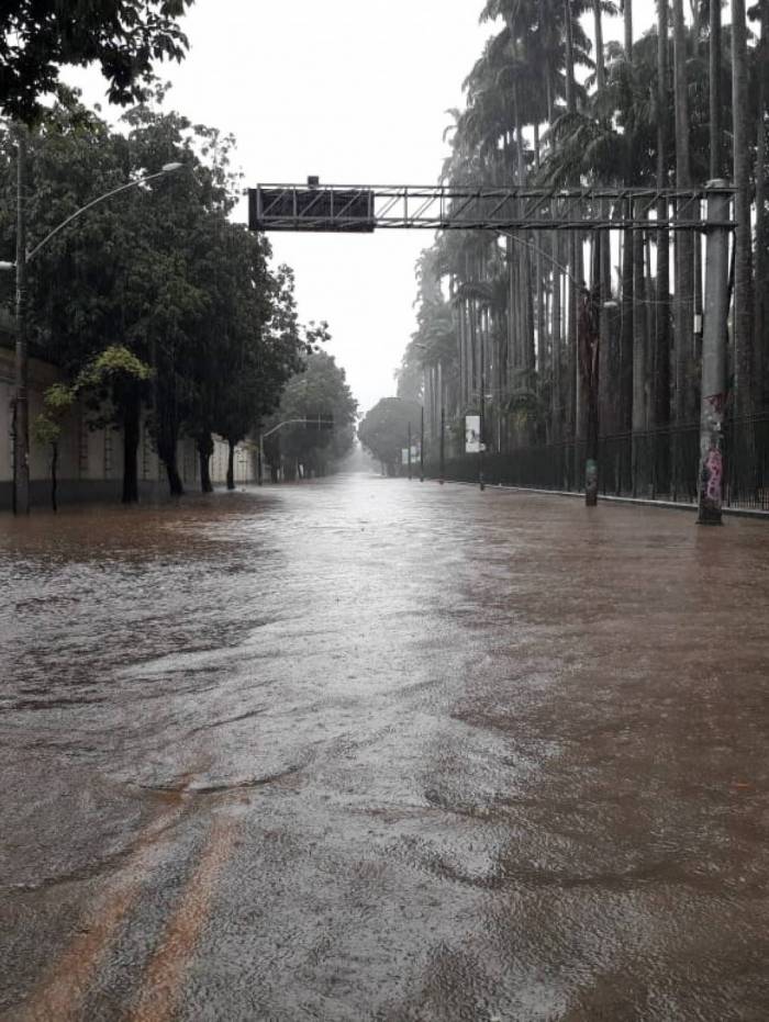 Rua Jardim Bot&acirc;nico totalmente alagada 