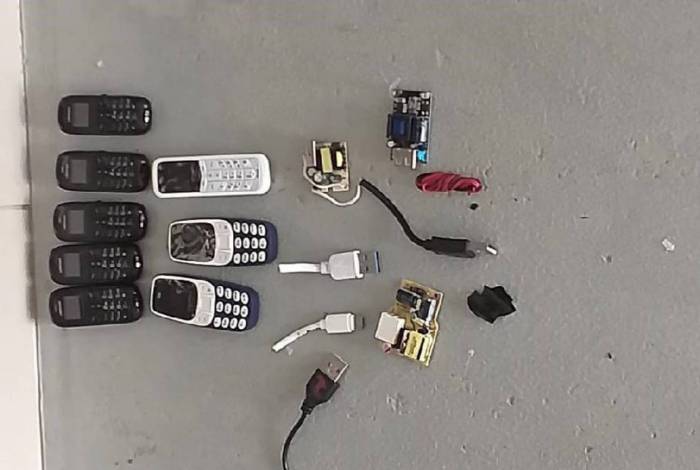 Homem expeliu sozinho oito mini celulares, cabos USB e chips
