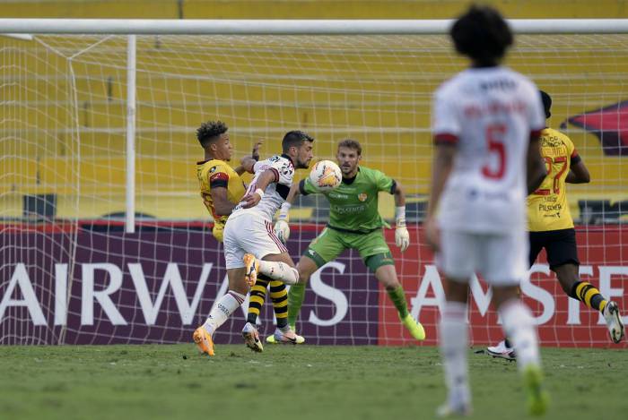 O uruguaio Arrascaeta domina a bola no peito antes de marcar o segundo gol do Flamengo