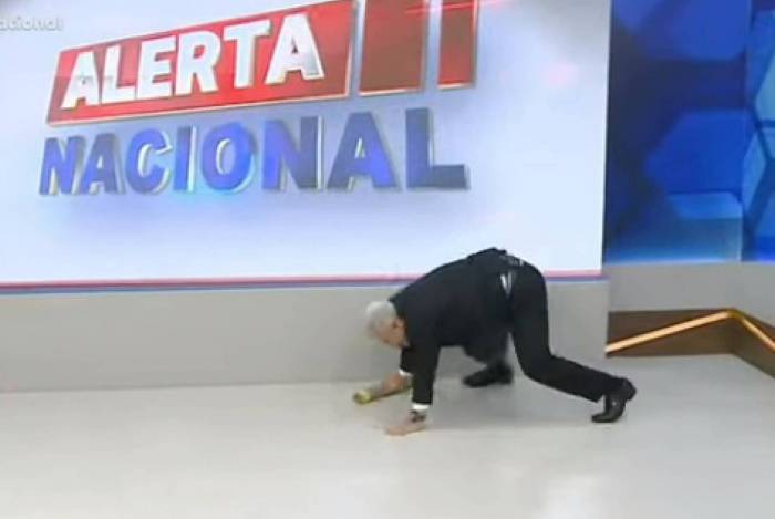 Sikêra Jr leva tombo ao vivo