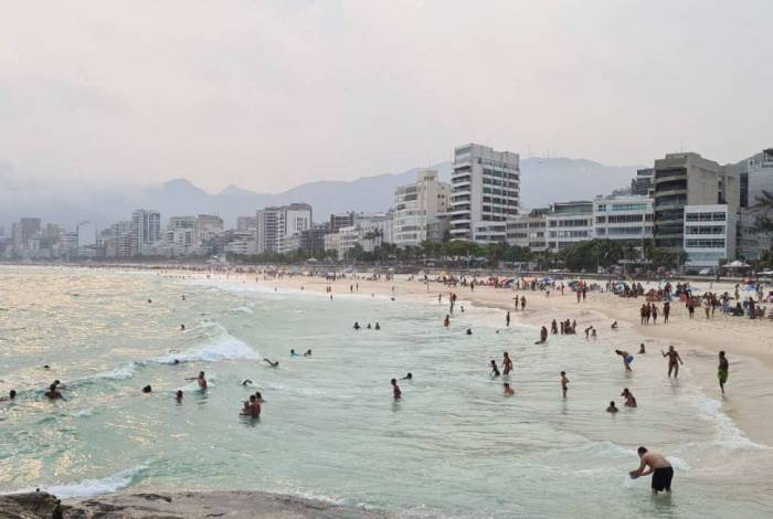 Praia do Arpoador, na Zona Sul, tinha poucos banhistas neste s&aacute;bado