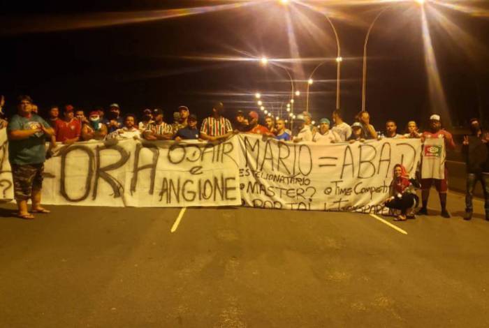 Torcedores foram ao aeroporto de madrugada protestar com faixas contra Odair e a diretoria do Fluminense