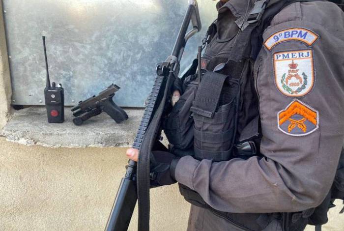 Pistola e radiotransmissor apreendidos na ação