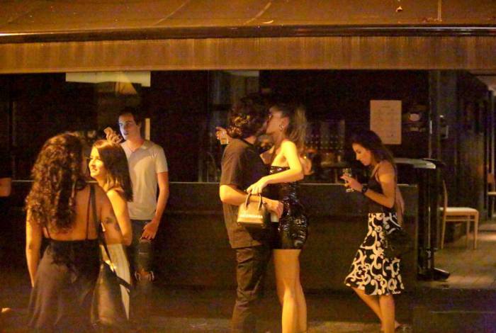 Laura Fernandez troca beijos com novo namorado no Leblon