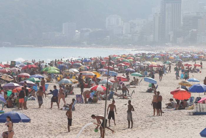 Rio,26/09/2020 -COVID-19 -CORONAVIRUS,ARPOADOR,movimentacao na praia de Copacabana. Na foto, pessoas na areia.Foto: Cleber Mendes/Agência O Dia