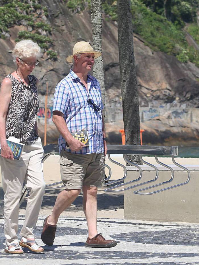 Casal caminha no cal&ccedil;ad&atilde;o do Leme