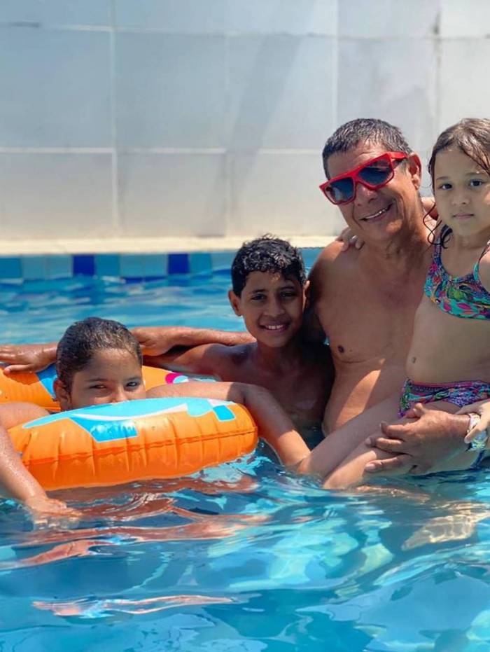 Zeca Pagodinho curte piscina com os netos