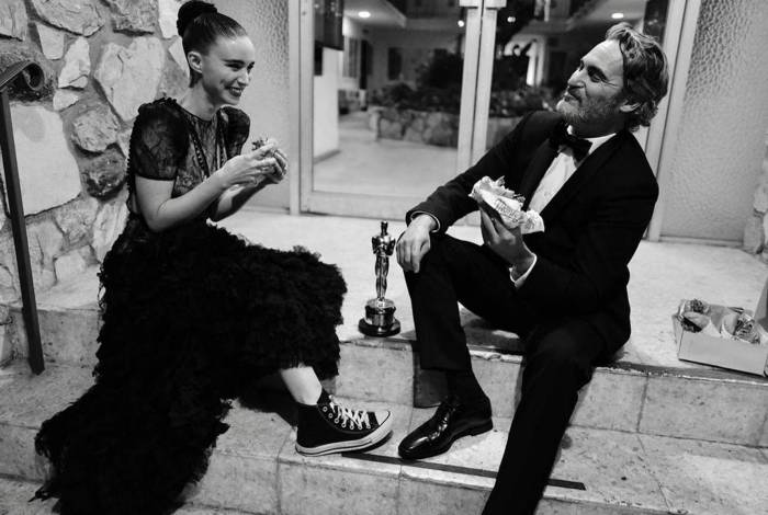 Rooney Mara e Joaquin Phoenix comem hambúguer vegano após vitória no Oscar