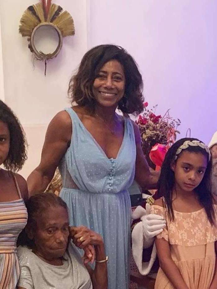 Gl&oacute;ria Maria posta foto com as filhas no Natal e recebe criticas por alisar os cabelos das meninas