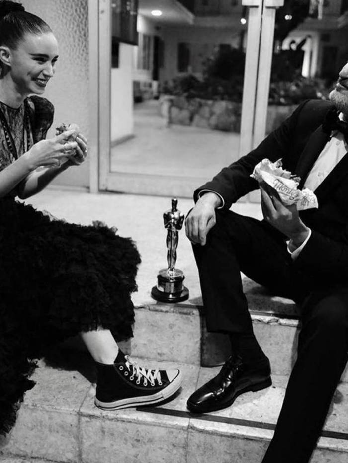 Rooney Mara e Joaquin Phoenix comem hamb&uacute;guer vegano ap&oacute;s vit&oacute;ria no Oscar