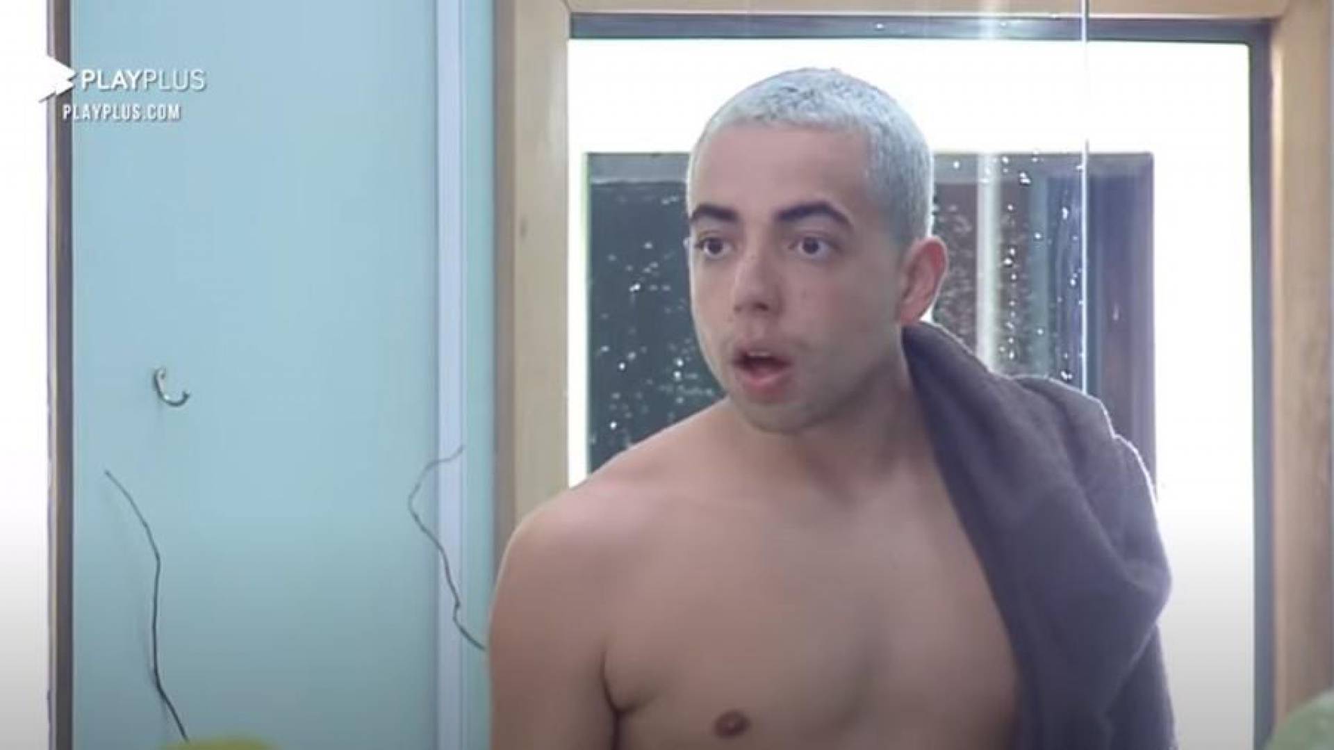 Lucas Maciel se irrita com sujeira no banheiro