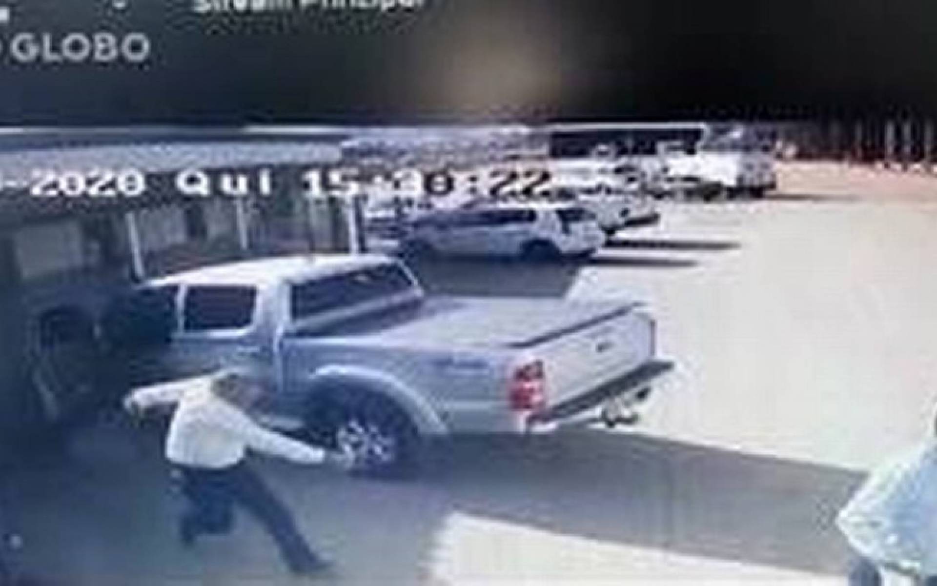 O momento em que Cássio Remis é baleado por Jorge Marra.
